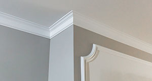 white painted coving on the skirting board of a ceiling