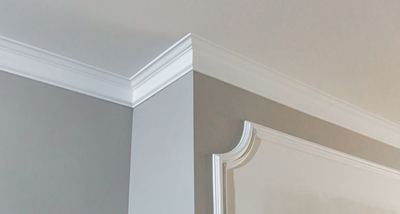 the skirting board and rim of a wall with ornate features from coving